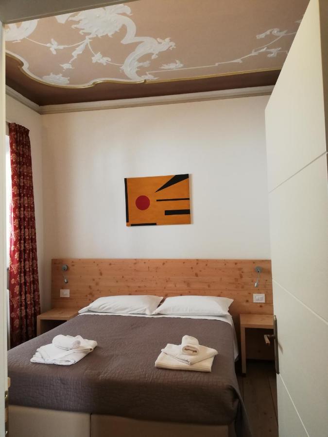 Colle Ameno Room And Breakfast ロヴェレート エクステリア 写真